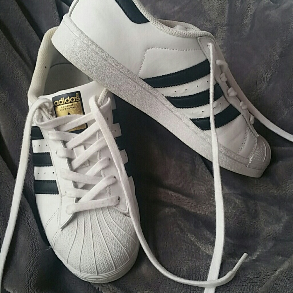 Adidas super stars 6.5 unisex (9.5 womans)